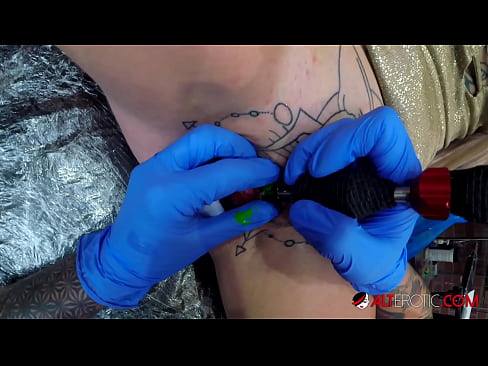 ❤️ Extremamente tatuada, a brasa Sully Savage fez uma tatuagem em seu clítoris Porno em porno pt-br.porn-impact.ru