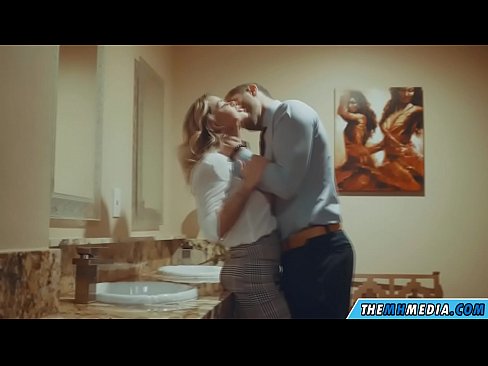 ❤️ Quando uma loira peituda o seduz em um banheiro público Porno em porno pt-br.porn-impact.ru